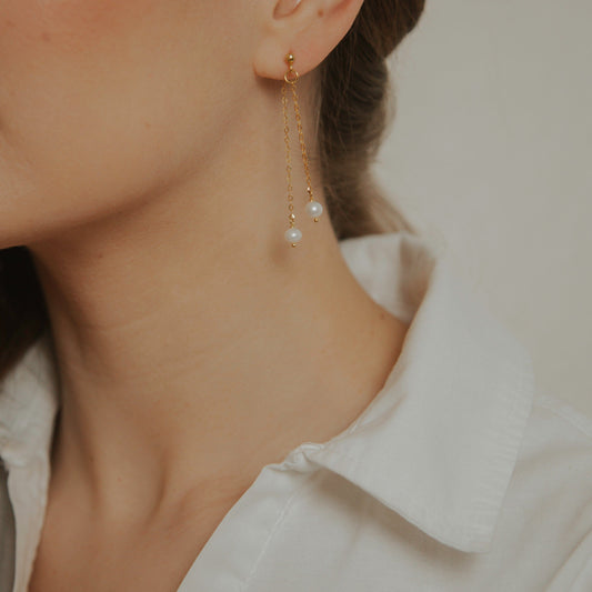 Ohrhaken mit hängenden Perlen – zeitlose Eleganz für Ihren Look. Entdecken Sie den subtilen Charme von hängenden Perlen, perfekt akzentuiert durch elegante Ohrhaken für einen anspruchsvollen Auftritt.