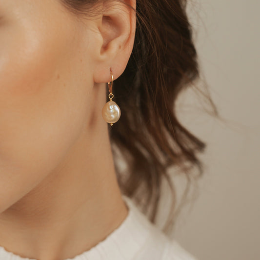 Perlen-Ohrhaken aus echten Perlen – zeitlose Eleganz für Ihren Look. Entdecken Sie die natürliche Schönheit und Qualität von echten Perlen für einen stilvollen Auftritt.