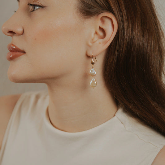 Entdecken Sie den Charme echter Eleganz mit unseren Perlen-Ohrhaken in authentischem Silber. Diese kunstvoll gestalteten Ohrringe verleihen Ihrem Stil einen Hauch von Raffinesse und zeitloser Schönheit.
