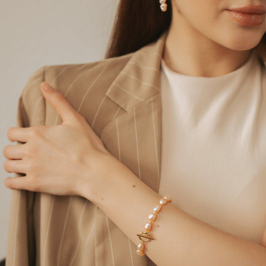 Armband bunte Perlen: Vergoldete Eleganz mit Farbenpracht. Entdecken Sie unser exquisites vergoldetes Perlenarmband mit einer Auswahl an lebendigen Farben!