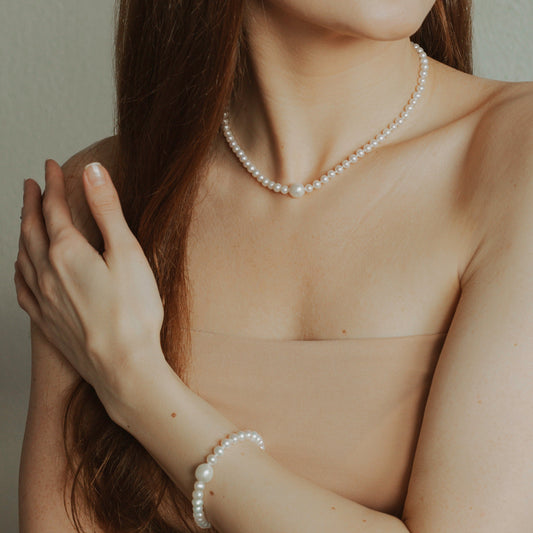 Moderner Perlenschmuck Set: Zeitlose Eleganz mit vergoldeter Perlenkette und Armband. Entdecken Sie hochwertigen Schmuck für einen zeitgemäßen Look!