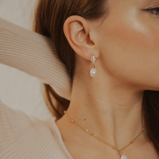 Ohrringe Gold Perle – zeitlose Eleganz für Ihren Look. Entdecken Sie die natürliche Schönheit von Perlen, kunstvoll akzentuiert durch edles Gold für einen stilvollen Auftritt.