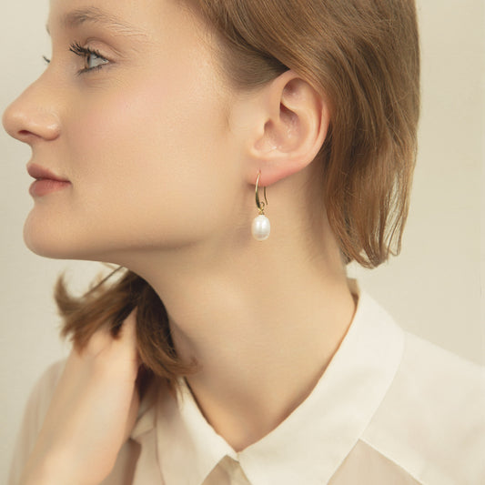 Entdecken Sie unsere edlen Perlenohrringe in hängender Form für einen glamourösen Look.
