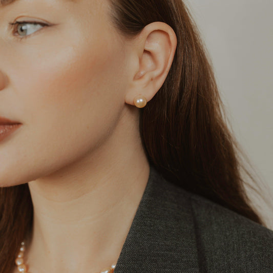 Ohrringe mit vergoldeten Perlen: Zeitlose Eleganz in Gold. Entdecken Sie unsere hochwertigen vergoldeten Perlenohrstecker für einen glamourösen Look!