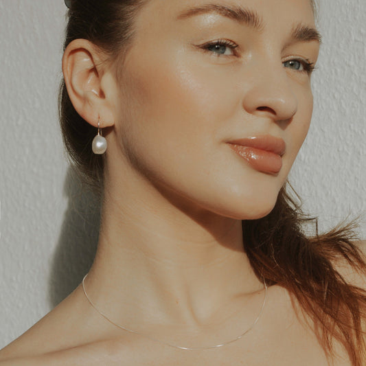 Perlenohrringe: Echte Schönheit für Ihren Schmuckkasten. Verleihen Sie Ihrem Look mit unseren hochwertigen Perlen-Ohrhaken eine natürliche Eleganz.