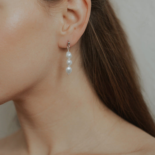 Perlen-Ohrringe für die moderne Frau – zeitlose Eleganz für jeden Anlass. Entdecken Sie die natürliche Schönheit von Perlen, perfekt abgestimmt auf den Stil der Frau von heute.