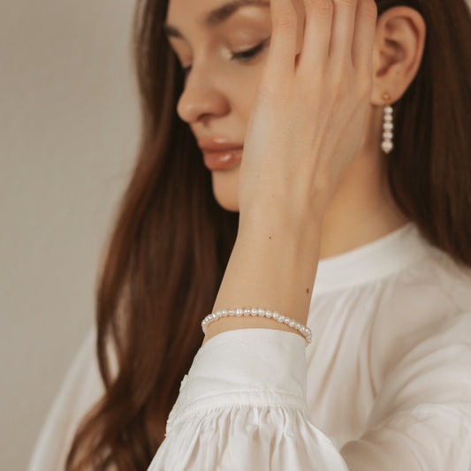 Perlen Armband Frau: Zeitlose Eleganz für stilvolle Damen. Entdecken Sie unser exquisites Perlenarmband und verleihen Sie Ihrem Look einen Hauch von Raffinesse!