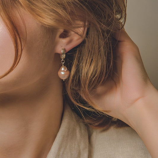 Perlenohrringe als Creolen – zeitlose Eleganz für Ihren Stil. Entdecken Sie die natürliche Schönheit von Perlen, kunstvoll kombiniert mit dem modernen Design von Creolen für einen anspruchsvollen Look.