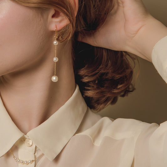 Goldene Perlenohrringe: Strahlen Sie mit unserem eleganten Schmuckstück aus vergoldetem Material und edlen Perlen. Ein zeitloses Accessoire für jede Gelegenheit.