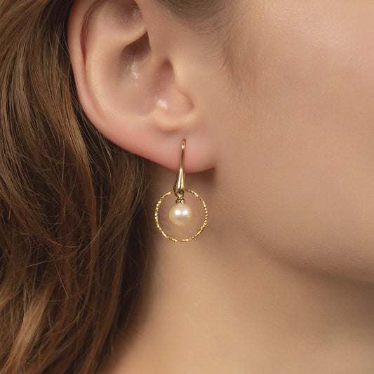 Verleihen Sie Ihrem Look mit unseren vergoldeten Perlenohrhaken einen Hauch von zeitloser Eleganz. Entdecken Sie den unverwechselbaren Glanz echter Perlen, perfekt akzentuiert durch das edle Goldfinish.
