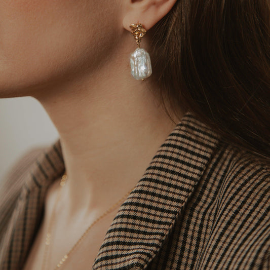 Perlenohrringe in Silber – zeitlose Eleganz für Ihren Look. Entdecken Sie die natürliche Schönheit von Perlen, kunstvoll akzentuiert durch edles Silber für einen stilvollen Auftritt.