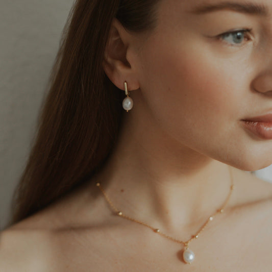 Perlenohrringe als Stecker – zeitlose Eleganz für Ihren Look. Entdecken Sie die natürliche Schönheit von Perlen, perfekt akzentuiert durch elegante Stecker für einen stilvollen Auftritt.