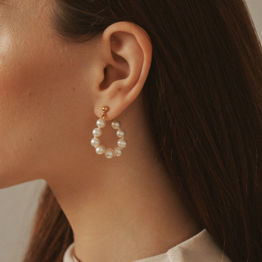 Perlenschmuck für Damen – zeitlose Eleganz für jeden Anlass. Entdecken Sie die natürliche Schönheit von Perlen, perfekt akzentuiert für den raffinierten Stil der Dame von heute.