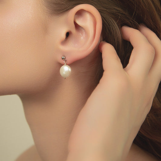 Silberne Perlenschmuck-Ohrringe – zeitlose Eleganz für jeden Anlass. Entdecken Sie den subtilen Glanz von Perlen kombiniert mit hochwertigem Silber, perfekt für einen stilvollen Auftritt.